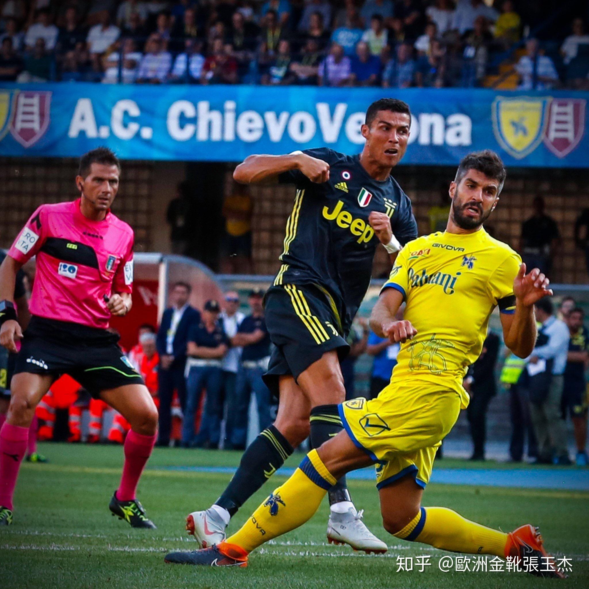 双人包夹也无用！张子宇14分钟8中8轰18+4 女篮核武已成各队梦魇