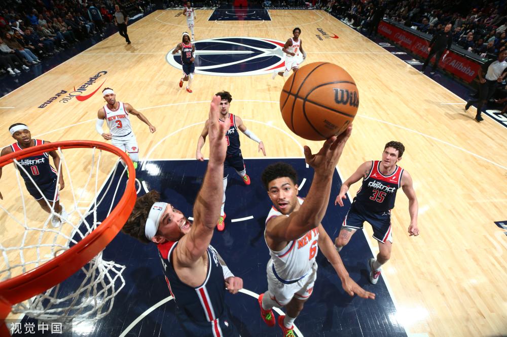 双人包夹也无用！张子宇14分钟8中8轰18+4 女篮核武已成各队梦魇