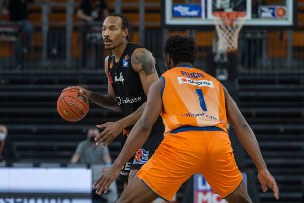 洲赛场的突 洲赛场的突